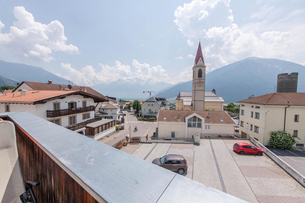 Hotel Garni Zum Hirschen Malles Venosta Exterior photo
