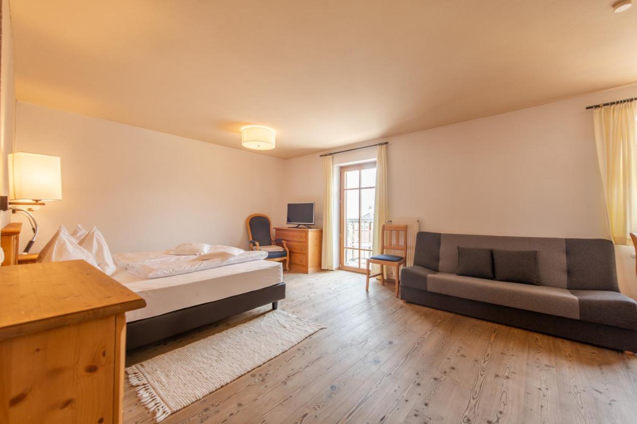 Hotel Garni Zum Hirschen Malles Venosta Exterior photo