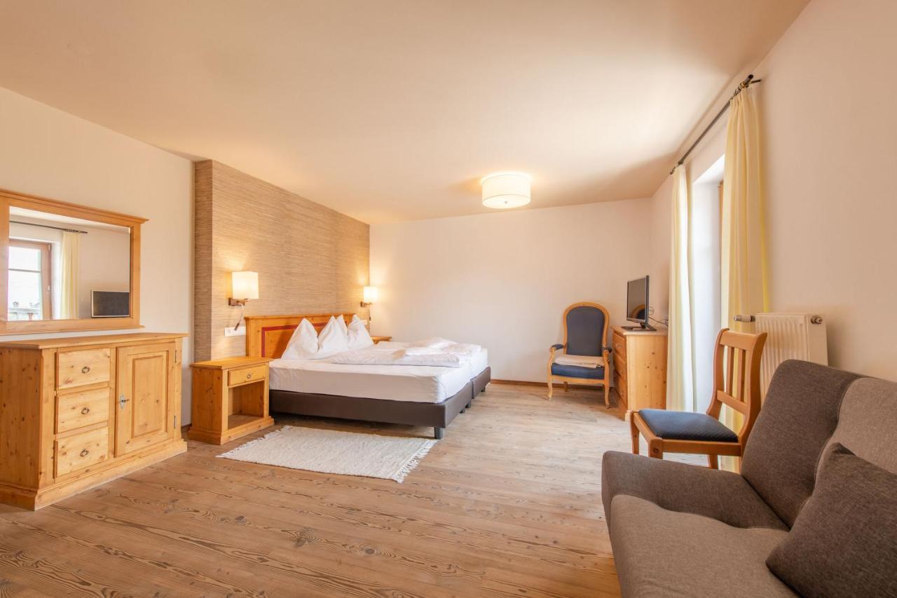 Hotel Garni Zum Hirschen Malles Venosta Exterior photo